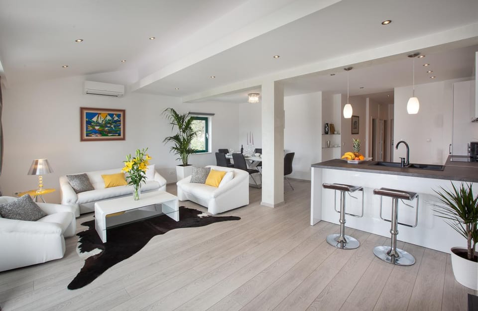 Communal lounge/ TV room, Day, Kitchen or kitchenette, Living room, Seating area