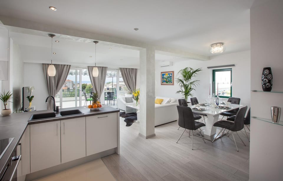 Day, Coffee/tea facilities, Kitchen or kitchenette, Decorative detail, Dining area, Guests
