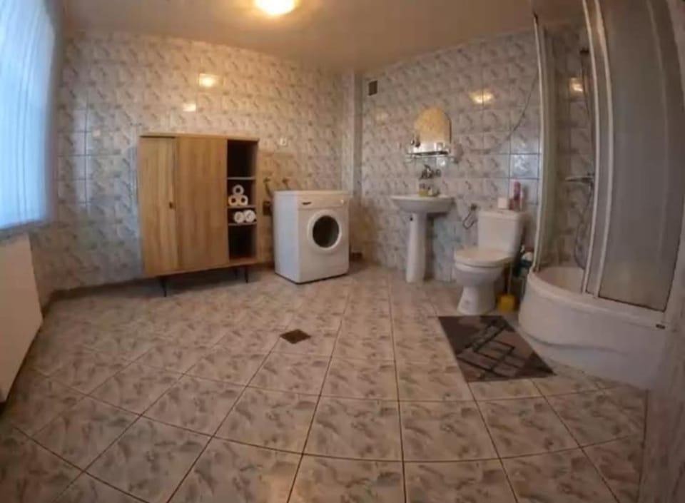 Shower, Toilet, towels