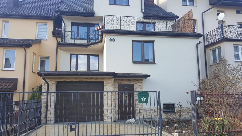 Property building, Facade/entrance, Off site, Day, Neighbourhood, Balcony/Terrace, Other, Other, Other, Location