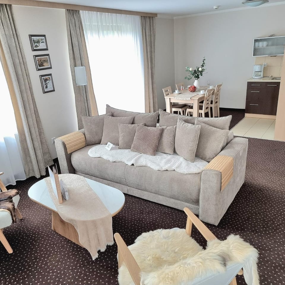 Kitchen or kitchenette, Living room, Seating area, Dining area