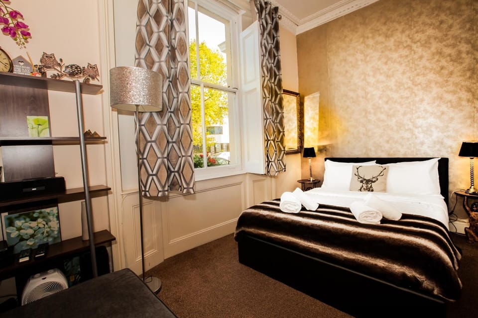 Bed, Living room, Bedroom