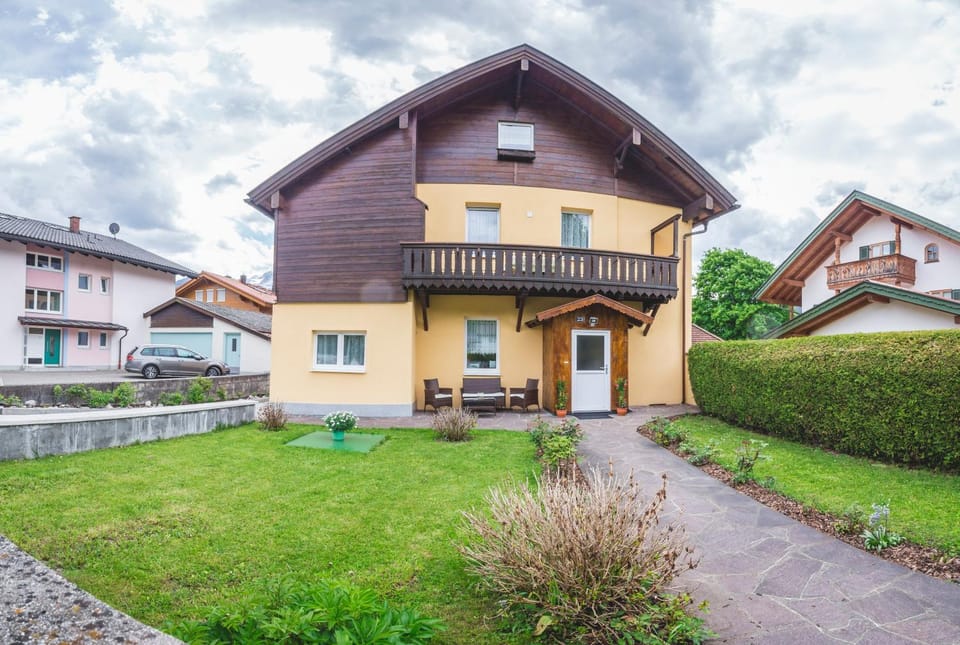 Property building, Facade/entrance, Neighbourhood, Natural landscape, BBQ facilities, Garden, Balcony/Terrace, Seating area, Garden view, Mountain view, Street view, Area and facilities, Family