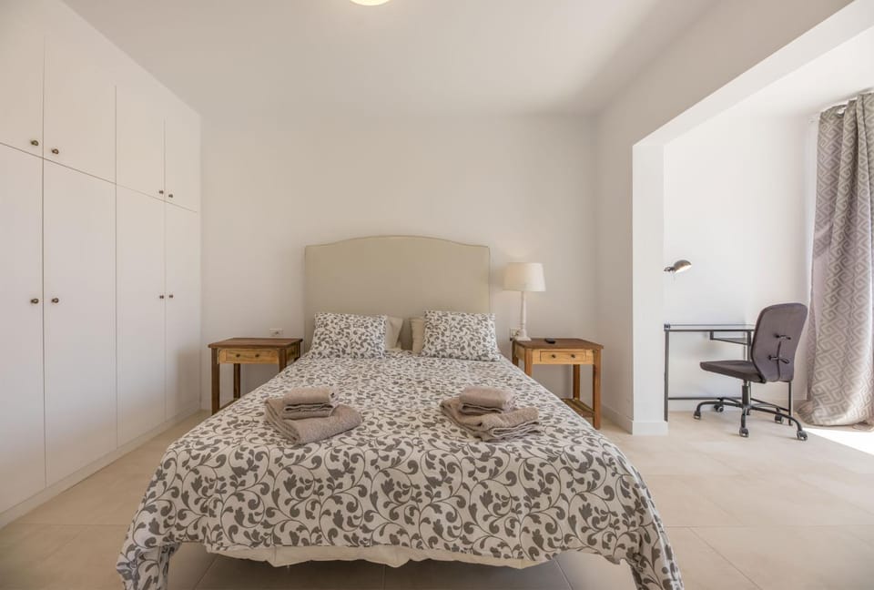 Bed, Photo of the whole room, Seating area, Bedroom