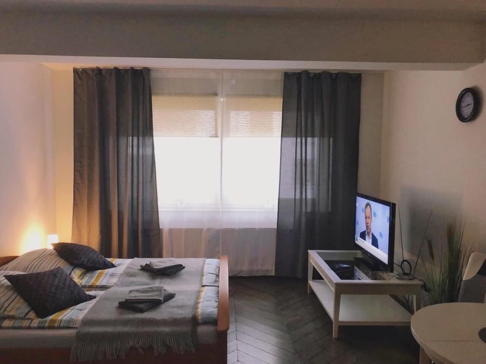 Bed, TV and multimedia, Bedroom, towels