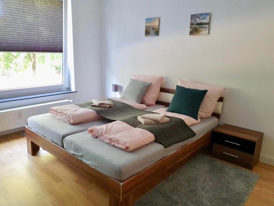 Bed, Bedroom, towels