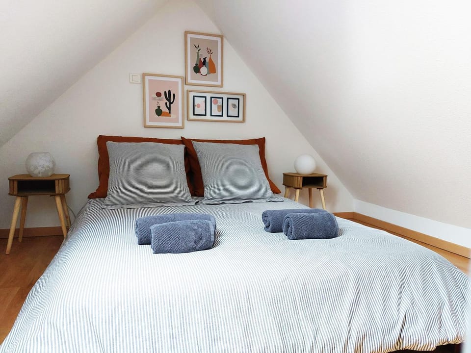Bed, Photo of the whole room, Bedroom, towels