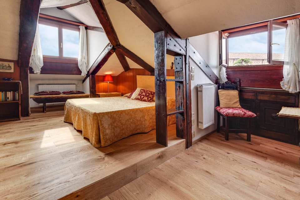 Bed, Seating area, Bedroom