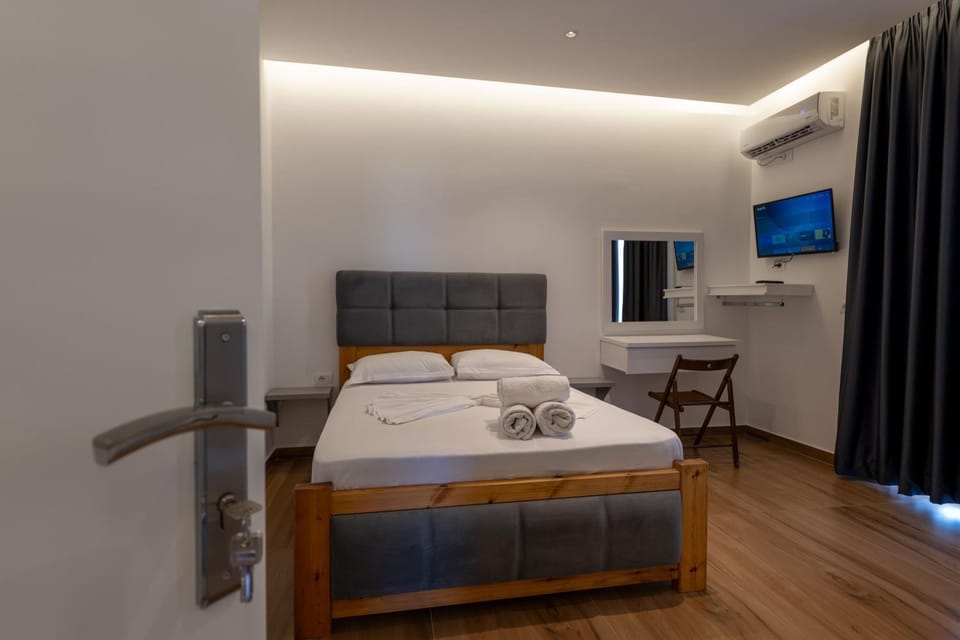 Bed, TV and multimedia, Photo of the whole room, Bedroom, hair dresser, towels, air conditioner