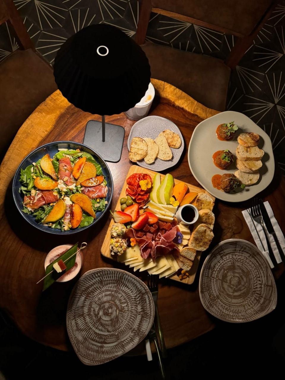 Restaurant/places to eat, Lounge or bar