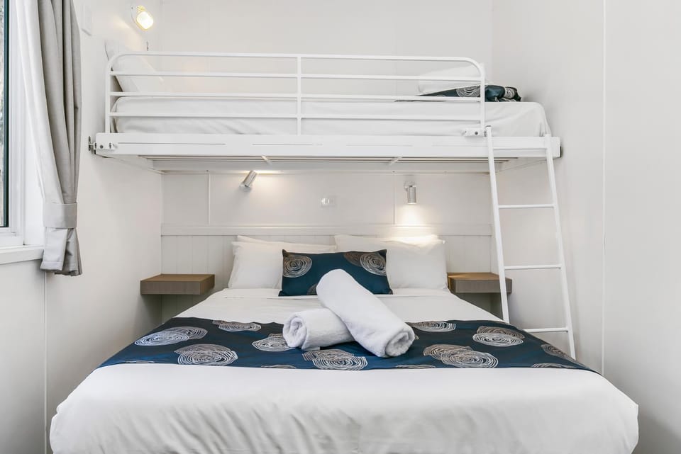Bed, Photo of the whole room, bunk bed, towels