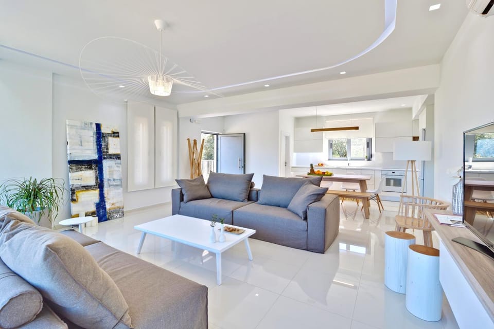 Communal lounge/ TV room, TV and multimedia, Living room, Seating area, Sea view