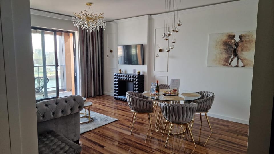 TV and multimedia, Living room, Seating area, Dining area