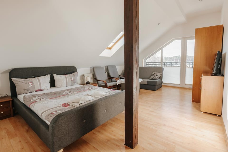 Bed, TV and multimedia, Photo of the whole room, Seating area, Bedroom, towels