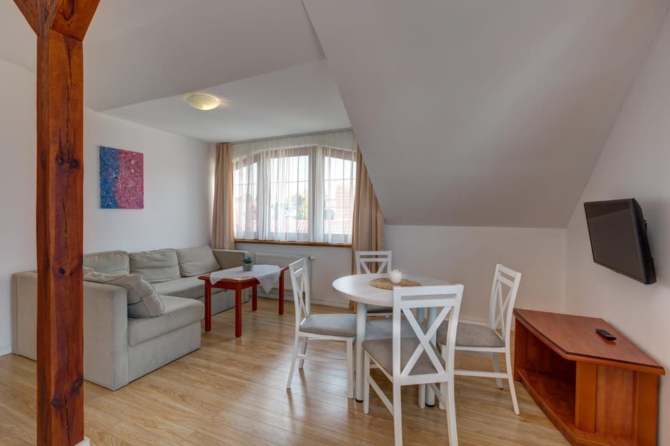 Communal lounge/ TV room, TV and multimedia, Living room, Dining area