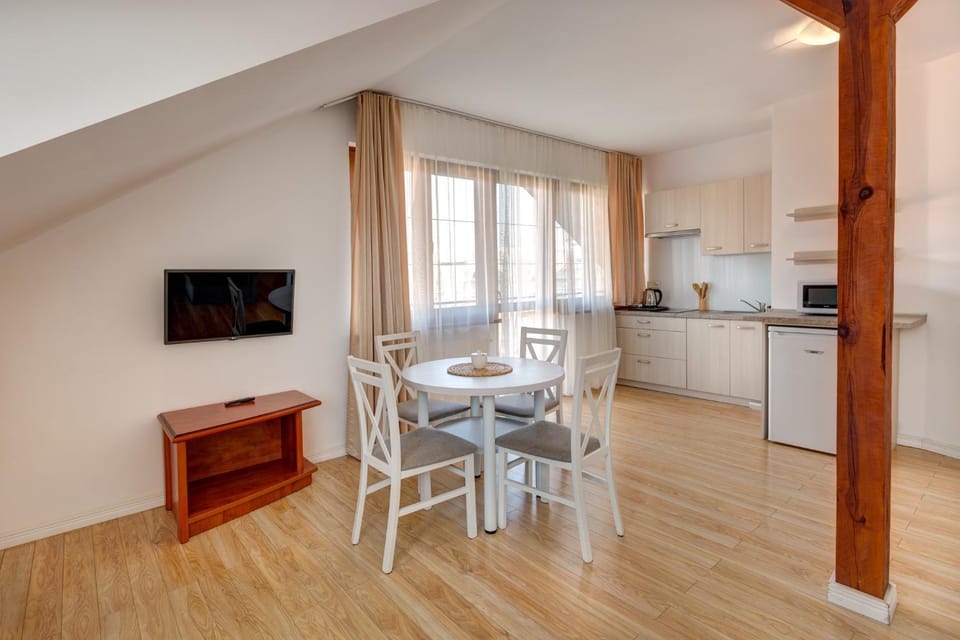 Communal lounge/ TV room, TV and multimedia, Living room, Seating area, Dining area