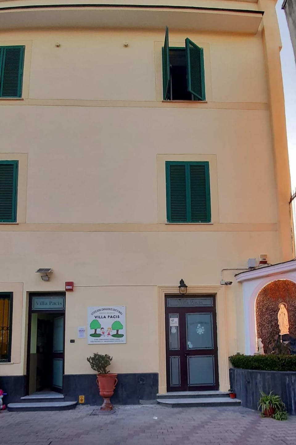 Property building, Facade/entrance