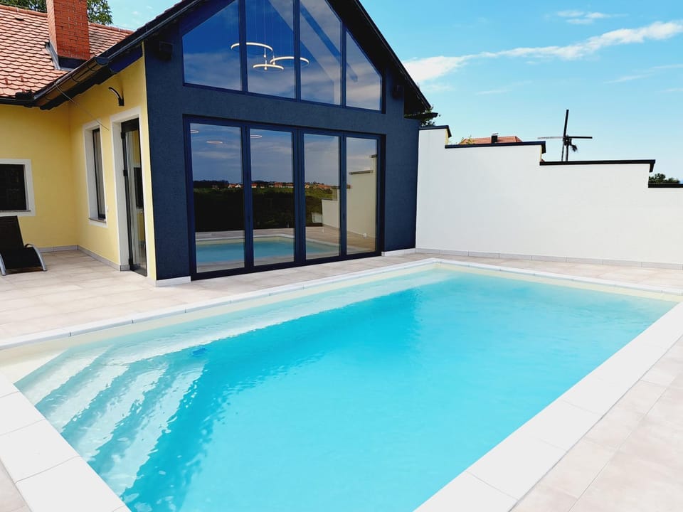 Swimming pool, Swimming pool