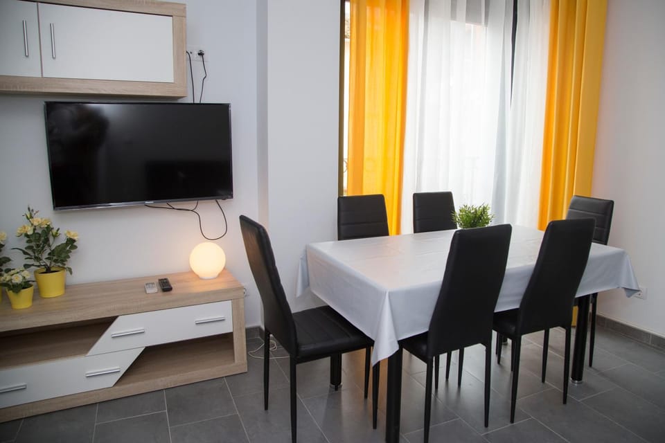TV and multimedia, Living room, Dining area