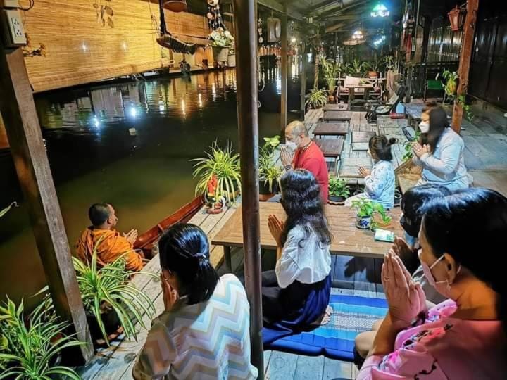 Restaurant/places to eat, River view