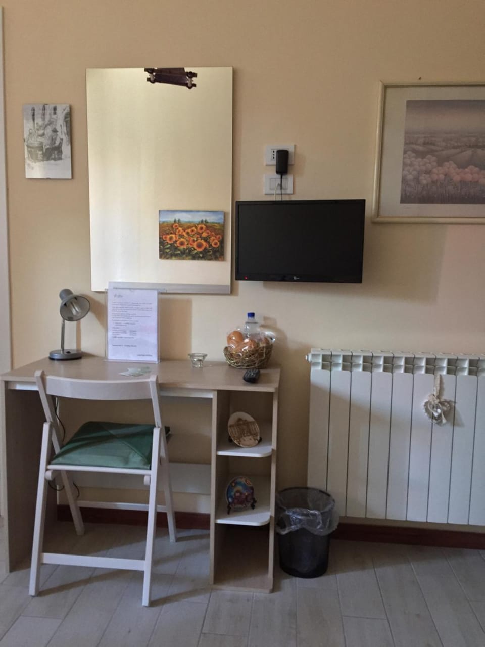 TV and multimedia, Photo of the whole room, Decorative detail, Bedroom
