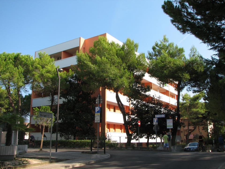 Property building, Neighbourhood