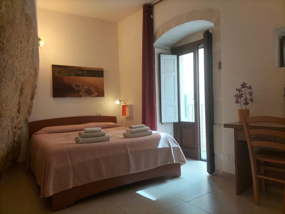Bed, Balcony/Terrace, Photo of the whole room, Bedroom, towels