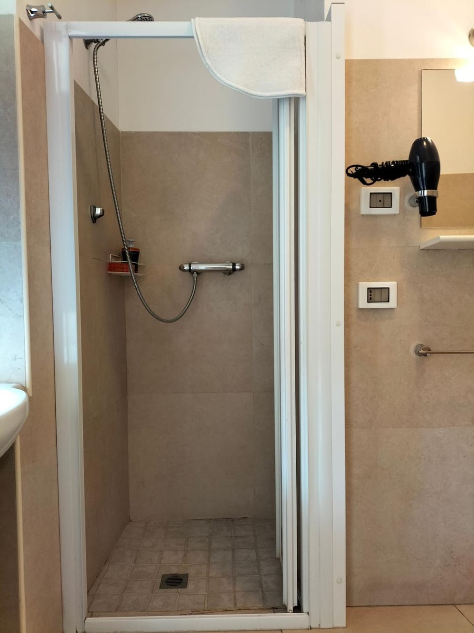 Shower, Toilet, Bathroom, View (from property/room), View (from property/room), bidet, hair dryier, towels, towels