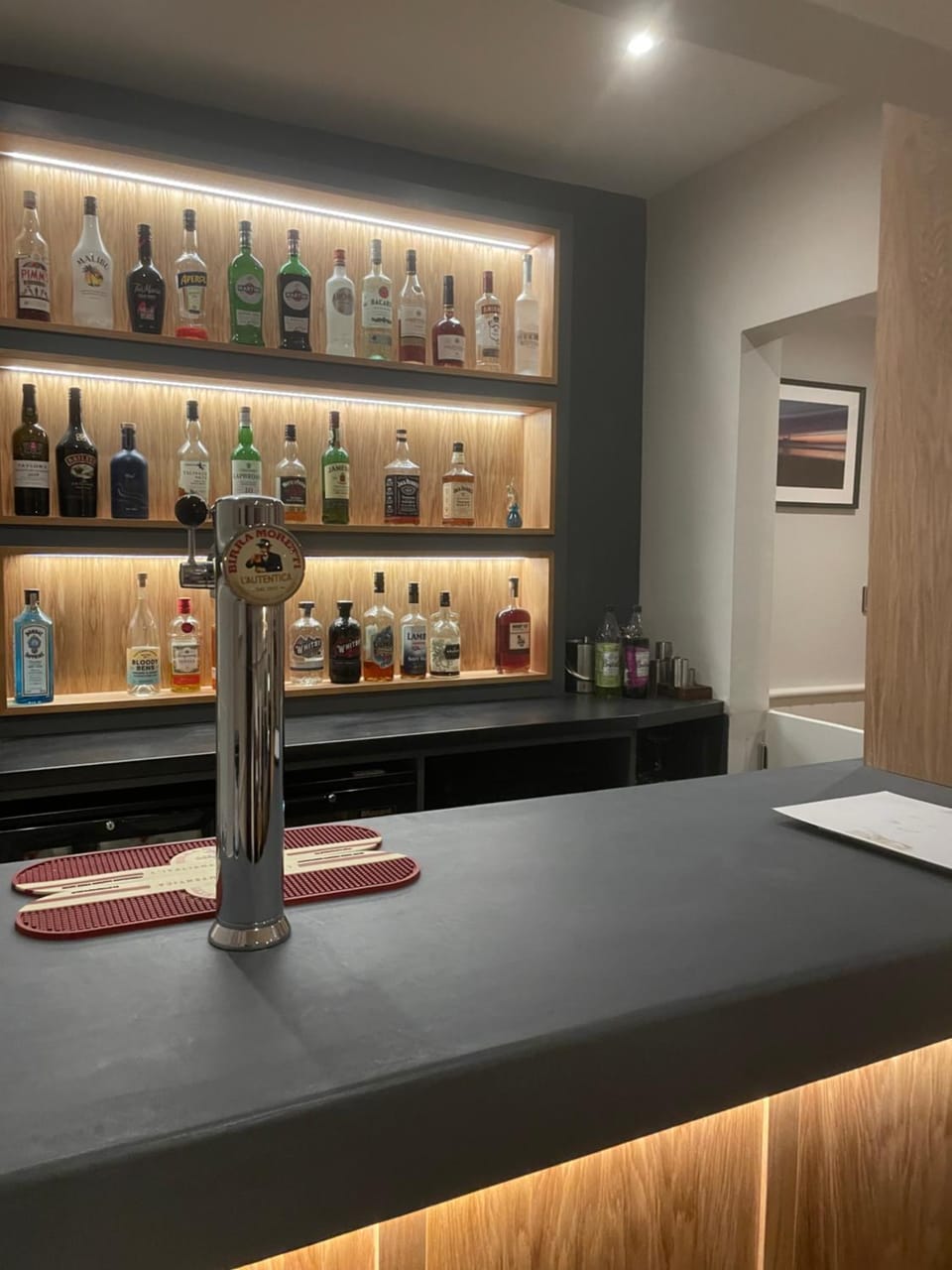 Restaurant/places to eat, Lounge or bar
