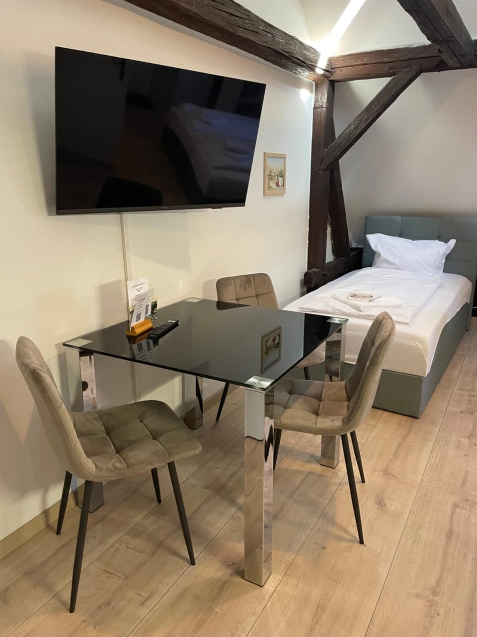 Photo of the whole room, Dining area