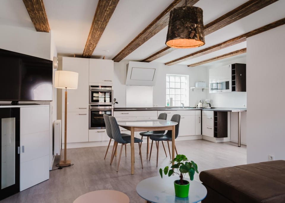 Kitchen or kitchenette, Seating area