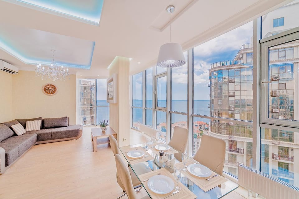 Restaurant/places to eat, Bed, Coffee/tea facilities, Kitchen or kitchenette, Living room, Photo of the whole room, Decorative detail, Seating area, Dining area, Beach, On site, Sea view, Alcoholic drinks, Non alcoholic drinks