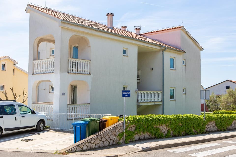 Property building, Day, Neighbourhood, Street view, Parking