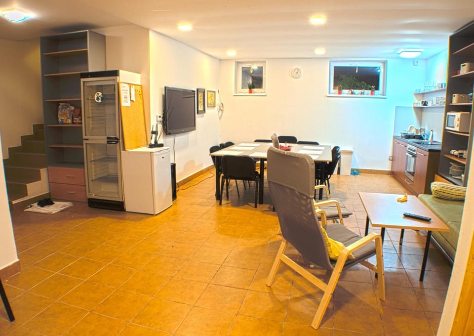 Karaoke, Bathroom, Coffee/tea facilities, Kitchen or kitchenette, Food and drinks, Decorative detail, Decorative detail, Dining area, Evening entertainment, Pets, Entertainment, Family, Family