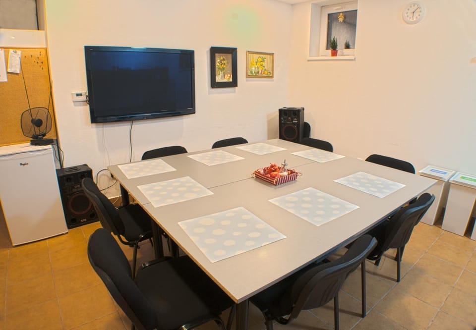 Communal lounge/ TV room, Decorative detail, Evening entertainment, Communal kitchen, Pets, Family