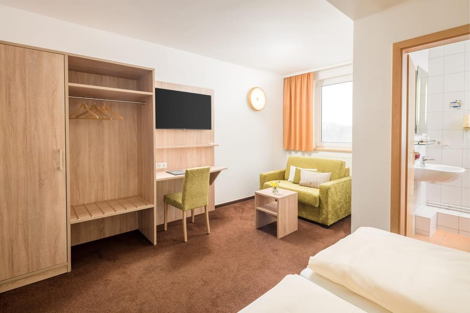 TV and multimedia, Photo of the whole room, Seating area, wardrobe