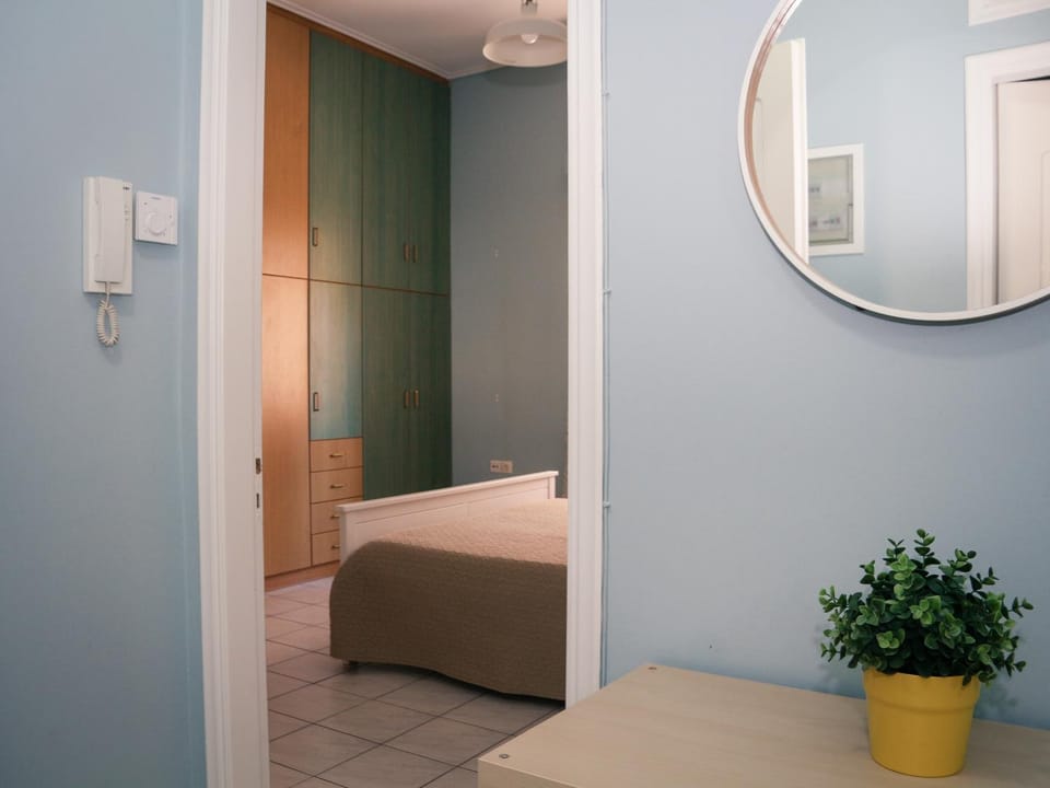 Photo of the whole room, Bedroom, wardrobe