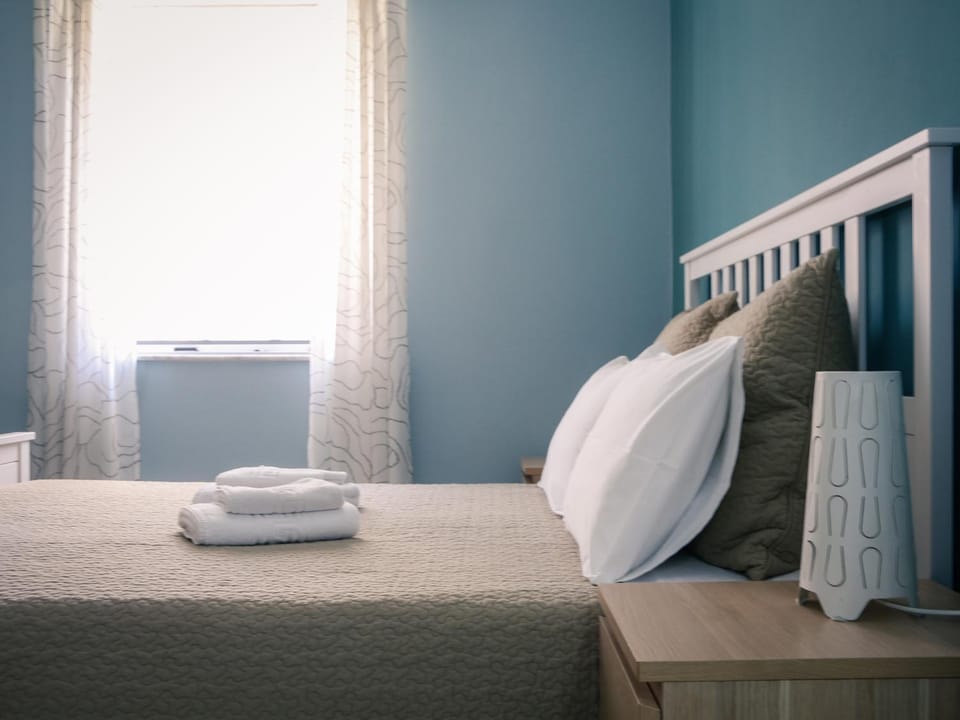Bed, Bedroom, towels