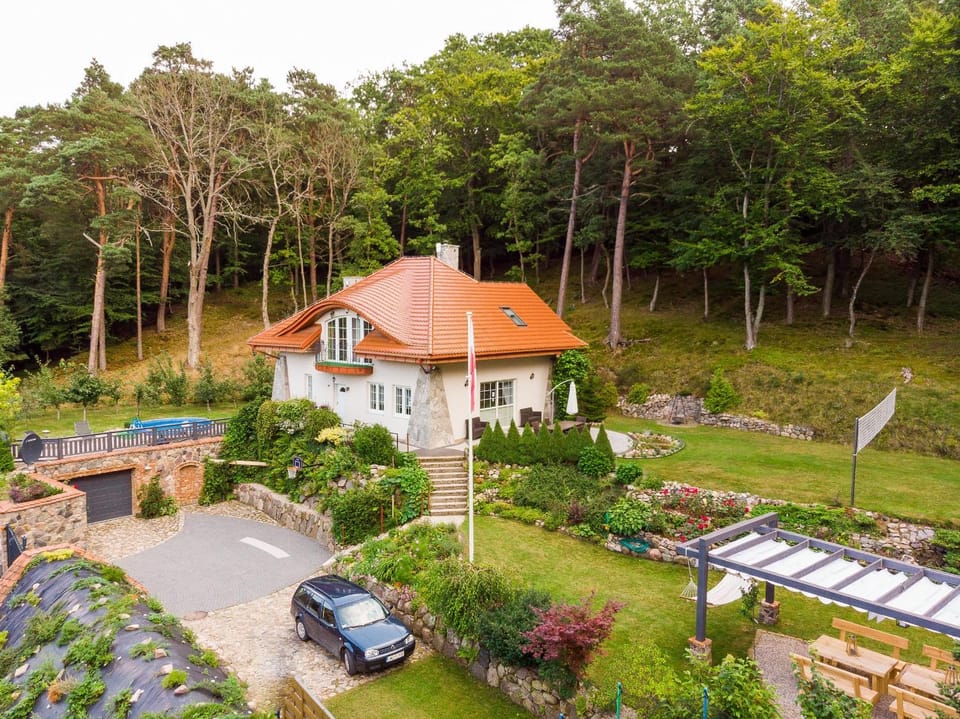 Property building, Natural landscape, Garden, Garden view, Parking