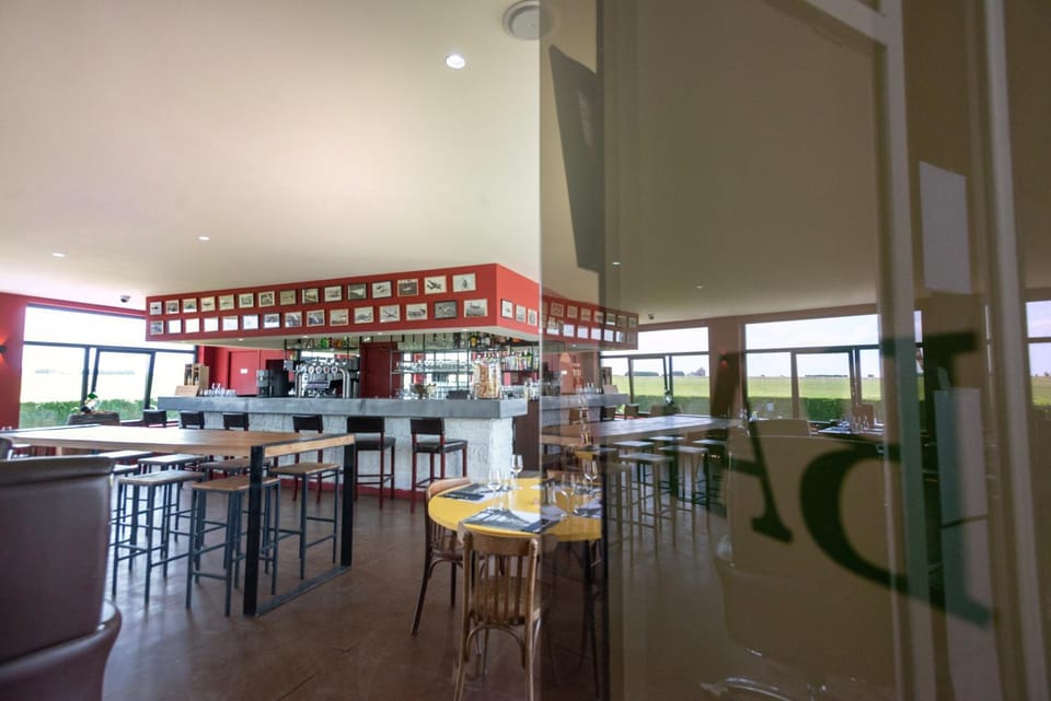 Logis Hôtel & Restaurant de l'Aérodrome de la Baie de Somme Hotel in Hauts-de-France