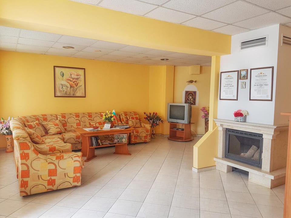 Communal lounge/ TV room, TV and multimedia, Seating area