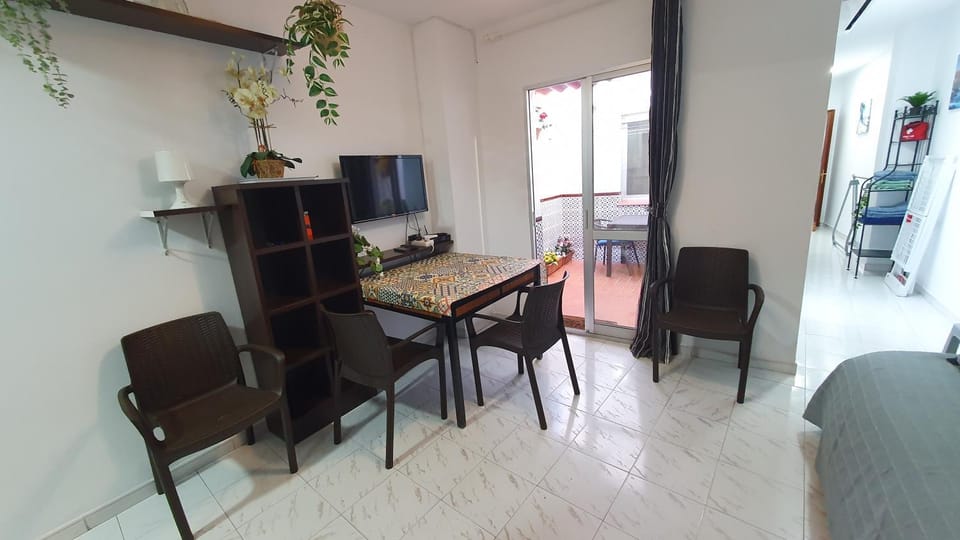 TV and multimedia, Living room, Seating area, Dining area