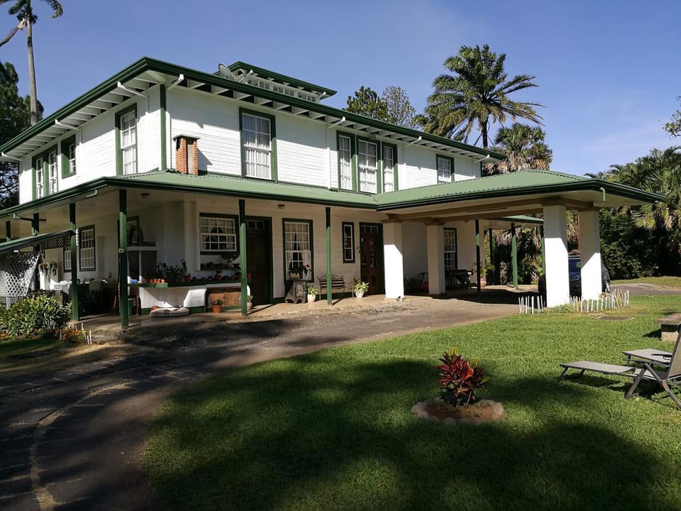 Property building, Garden, Balcony/Terrace, Lobby or reception, Decorative detail, Floor plan, Garden view, Family