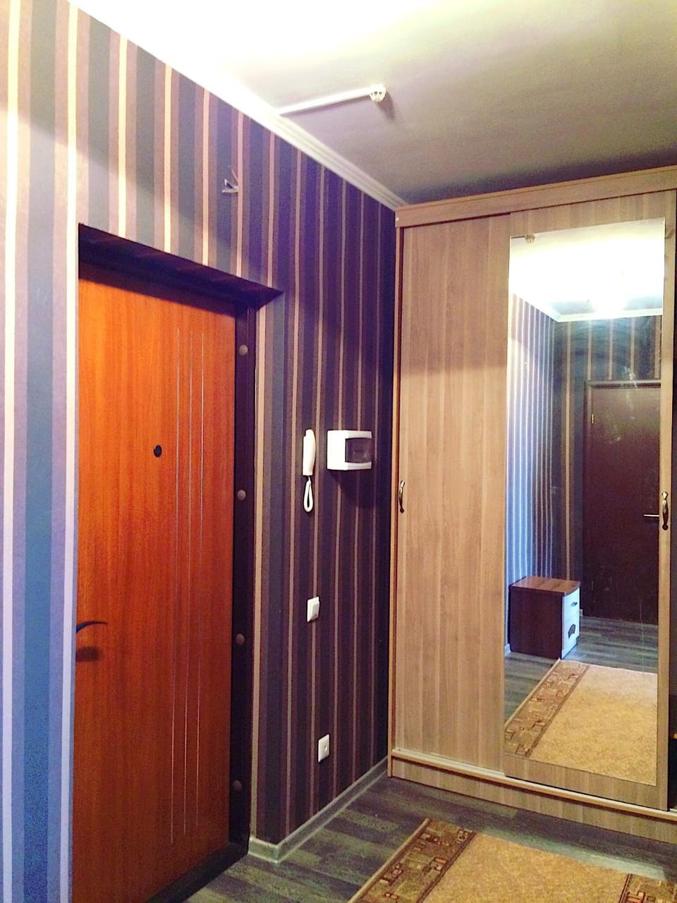 Photo of the whole room, Decorative detail