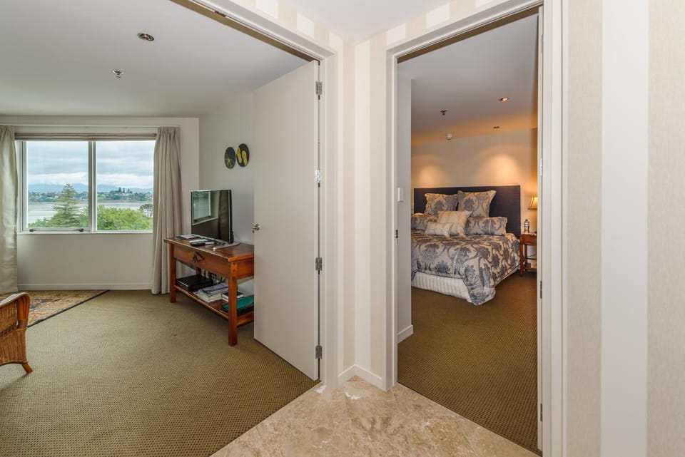Bed, Living room