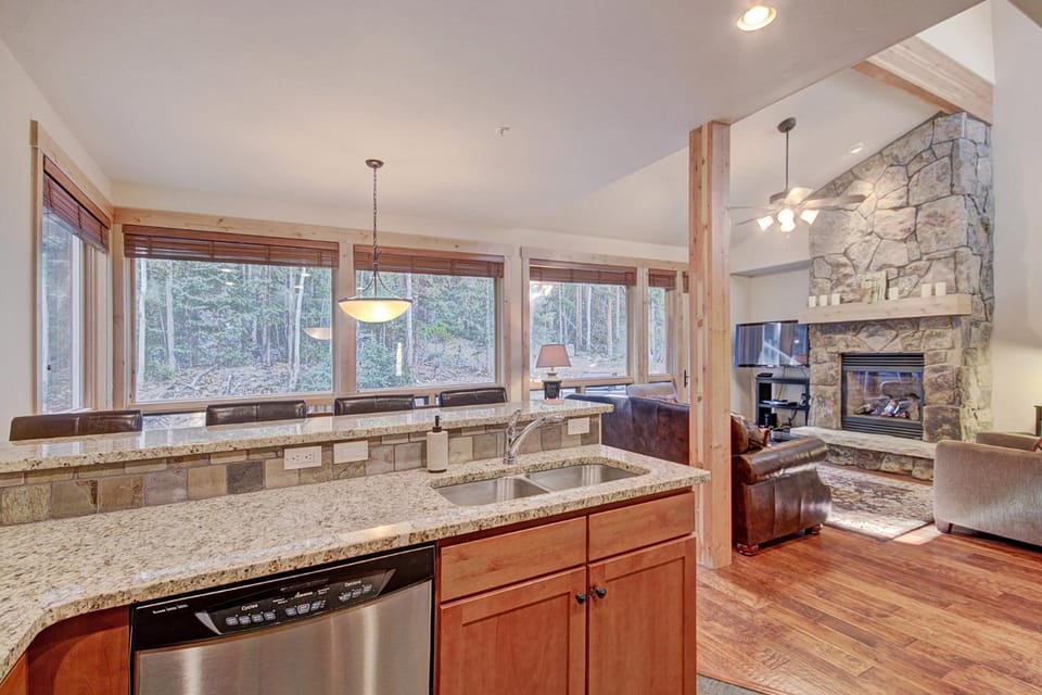 Kitchen or kitchenette, Living room