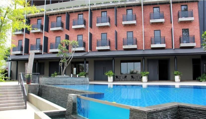 Property building, Day, Swimming pool