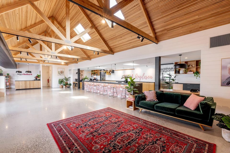 Property building, Lobby or reception, Photo of the whole room, Drinks, Alcoholic drinks, fireplace