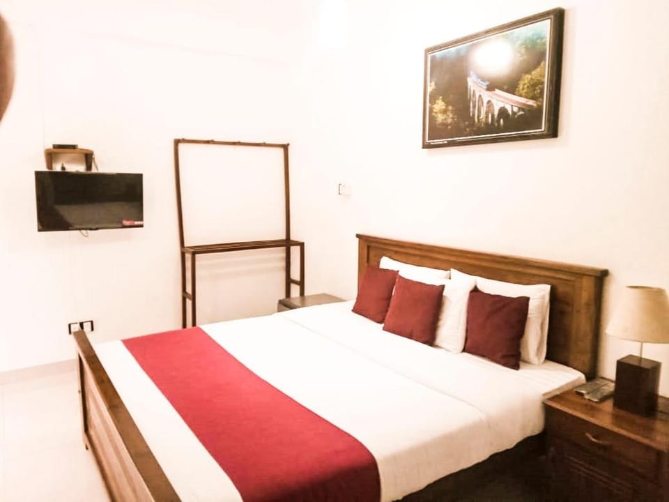 Bed, TV and multimedia, Bedroom
