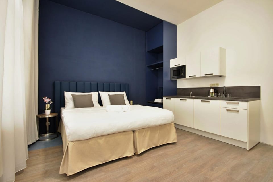 Kitchen or kitchenette, Bedroom